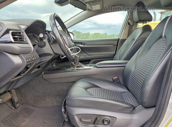 4T1B11HK6KU791420 2019 TOYOTA CAMRY Silver Вид салону спереду