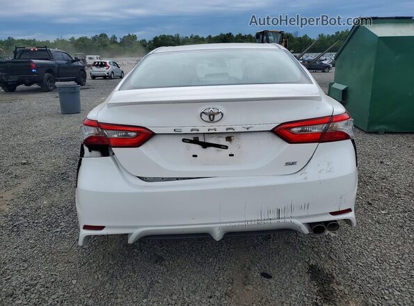 4T1B11HKXJU077160 2018 TOYOTA CAMRY Белый Вид сзади