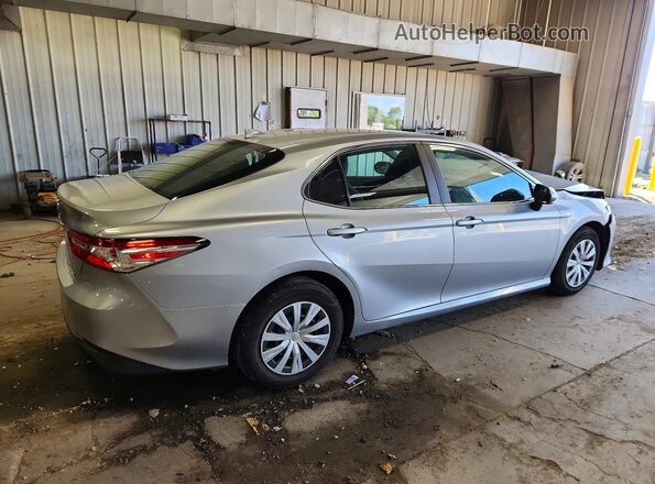 4T1B31HK7KU511689 2019 TOYOTA CAMRY Серебряный Задняя правая четверть