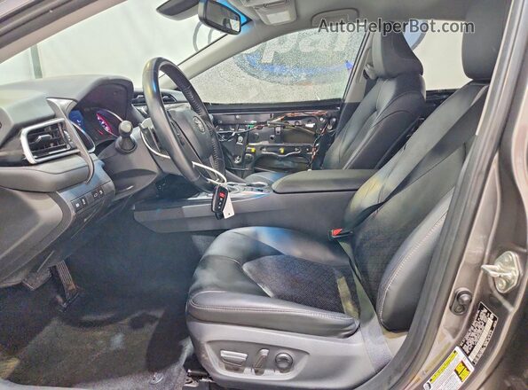 4T1B61HK2JU076909 2018 TOYOTA CAMRY Gray Widok wnętrza z przodu