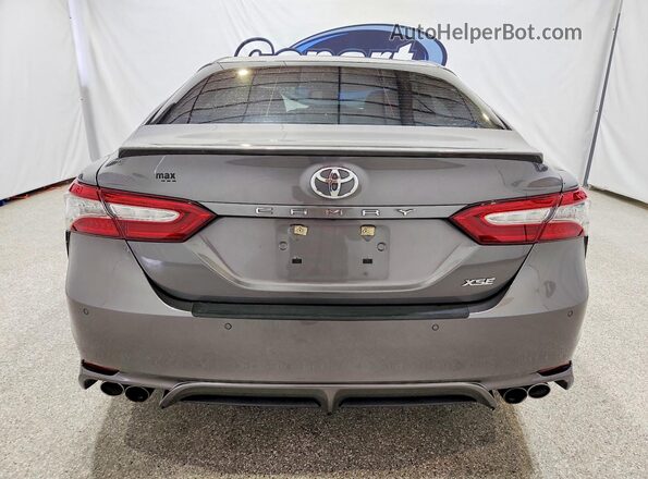 4T1B61HK2JU076909 2018 TOYOTA CAMRY Gray Widok z tyłu