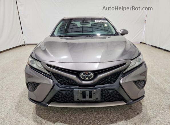 4T1B61HK2JU076909 2018 TOYOTA CAMRY Gray Widok z przodu