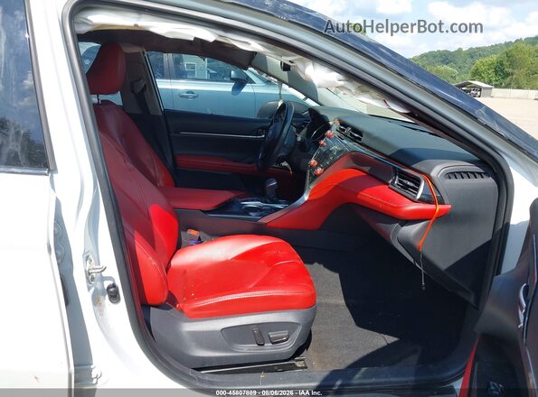 4T1B61HK5KU178240 2019 TOYOTA CAMRY Белый Вид салона спереди