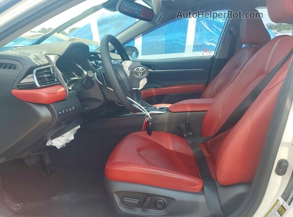 4T1B61HK5KU297907 2019 TOYOTA CAMRY White Widok wnętrza z przodu