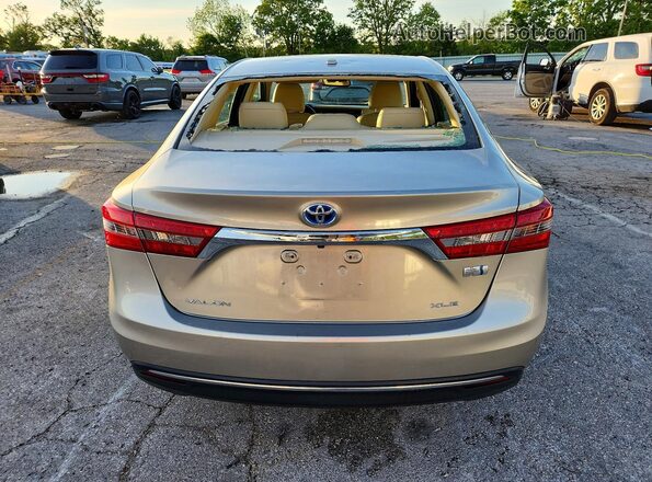 4T1BD1EB0JU063375 2018 TOYOTA AVALON Gold Rear view
