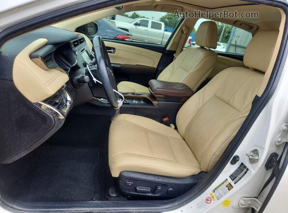 4T1BD1EB9JU063911 2018 TOYOTA AVALON White Vista interior delantera