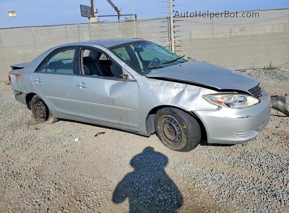 4T1BE32KX3U690911 2017 TOYOTA CAMRY Silver Przód prawy