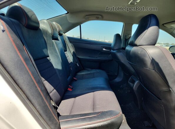 4T1BF1FK0HU330940 2017 TOYOTA CAMRY White Rear seats view
