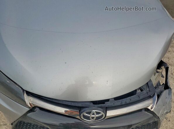 4T1BF1FK2GU515747 2016 TOYOTA CAMRY Silver Widok wnętrza z tyłu