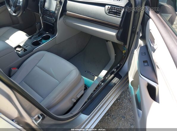 4T1BF1FK2GU546870 2016 TOYOTA CAMRY Silver Вид салону спереду