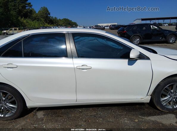4T1BF1FK2HU319552 2017 TOYOTA CAMRY White უკანა სალონის ხედი