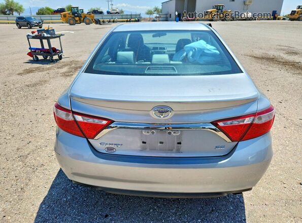 4T1BF1FK2HU326257 2017 TOYOTA CAMRY Silver Вид ззаду