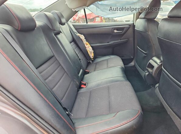 4T1BF1FK2HU327554 2017 TOYOTA CAMRY Silver Вид задніх сидінь