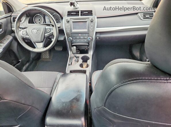 4T1BF1FK2HU327554 2017 TOYOTA CAMRY Silver Вид панелі приладів