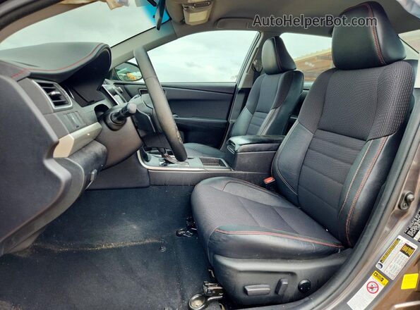 4T1BF1FK2HU327554 2017 TOYOTA CAMRY Silver Вид салону спереду