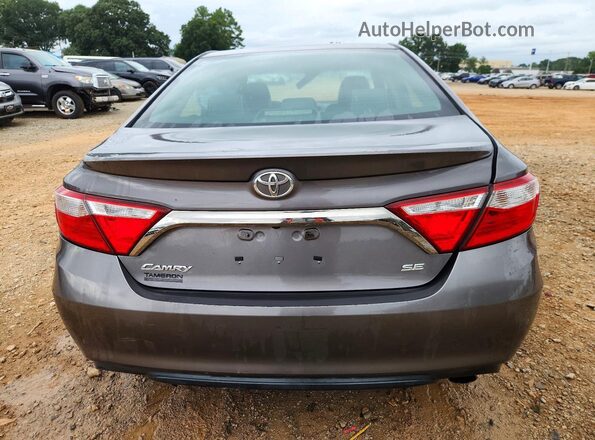 4T1BF1FK2HU327554 2017 TOYOTA CAMRY Silver Вид ззаду