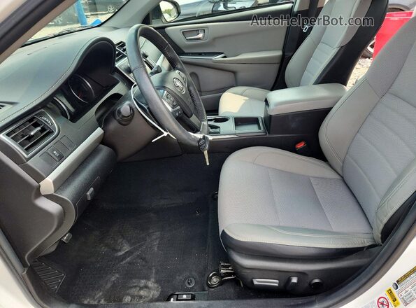 4T1BF1FK2HU359971 2017 TOYOTA CAMRY White Widok wnętrza z przodu