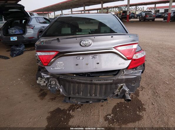 4T1BF1FK2HU438976 2017 TOYOTA CAMRY Gray Widok z przodu