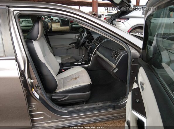 4T1BF1FK2HU438976 2017 TOYOTA CAMRY Gray Widok wnętrza z przodu