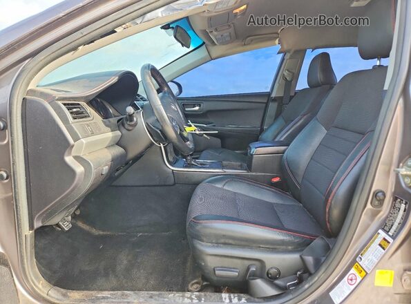 4T1BF1FK2HU632066 2017 TOYOTA CAMRY Серый Вид салона спереди