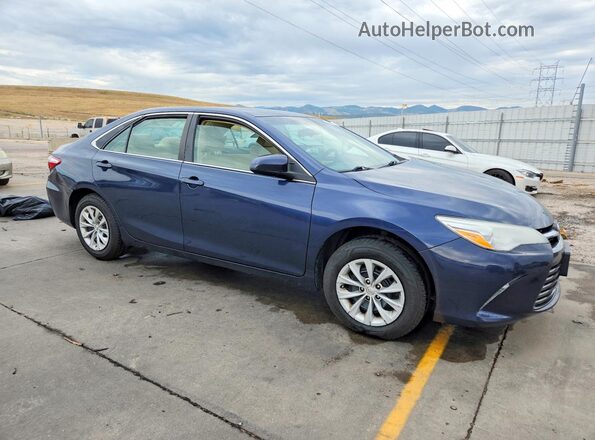4T1BF1FK2HU684524 2017 TOYOTA CAMRY Blue Przód prawy