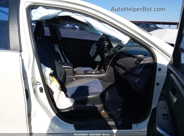 4T1BF1FK3GU181129 2016 TOYOTA CAMRY White Widok wnętrza z przodu