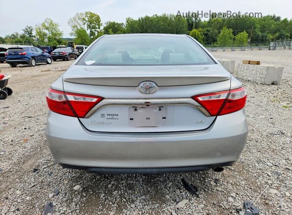4T1BF1FK3GU237182 2016 TOYOTA CAMRY Серебряный Вид сзади