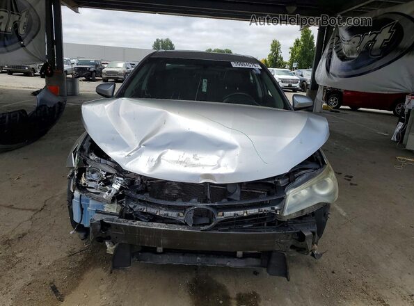 4T1BF1FK3HU311329 2017 TOYOTA CAMRY Silver Widok z przodu