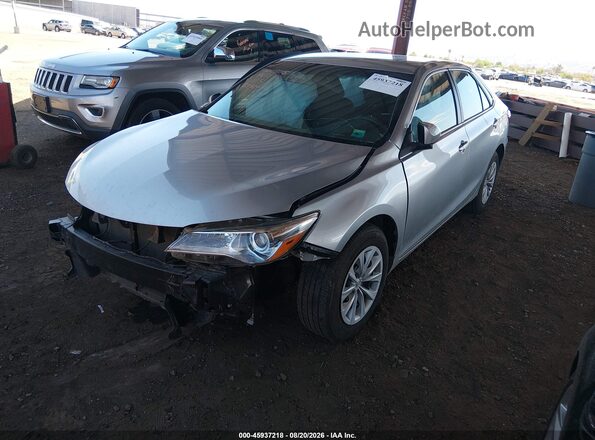 4T1BF1FK3HU620184 2017 TOYOTA CAMRY Серебряный Передняя левая четверть