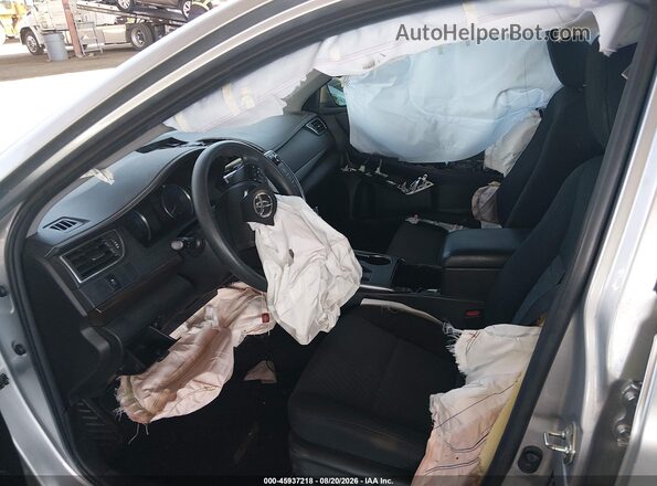 4T1BF1FK3HU620184 2017 TOYOTA CAMRY Серебряный Вид салона спереди