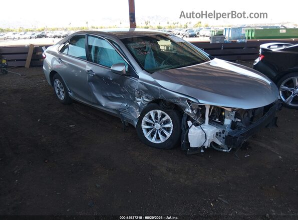4T1BF1FK3HU620184 2017 TOYOTA CAMRY Серебряный Вид спереди