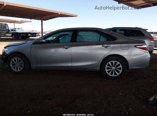 4T1BF1FK3HU620184 2017 TOYOTA CAMRY Серебряный Вид задней части салона