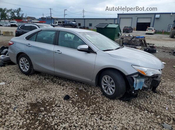 4T1BF1FK3HU699503 2017 TOYOTA CAMRY Серебряный Передняя правая четверть