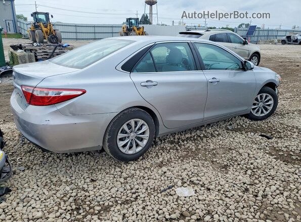 4T1BF1FK3HU699503 2017 TOYOTA CAMRY Серебряный Задняя правая четверть