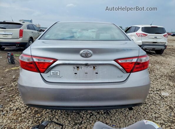 4T1BF1FK3HU699503 2017 TOYOTA CAMRY Серебряный Вид сзади