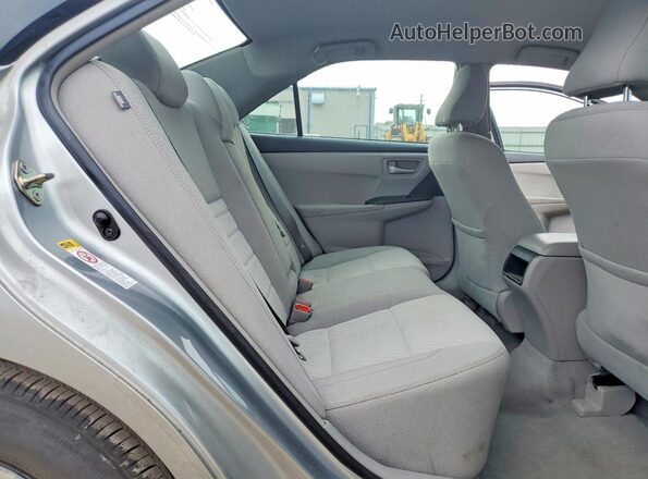 4T1BF1FK3HU699503 2017 TOYOTA CAMRY Серебряный Вид задних сидений