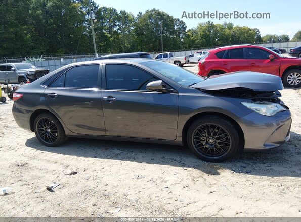 4T1BF1FK3HU716557 2017 TOYOTA CAMRY Серый Вид задней части салона