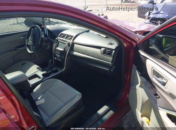 4T1BF1FK3HU734136 2017 TOYOTA CAMRY Red Սալոնի դիմացի տեսք