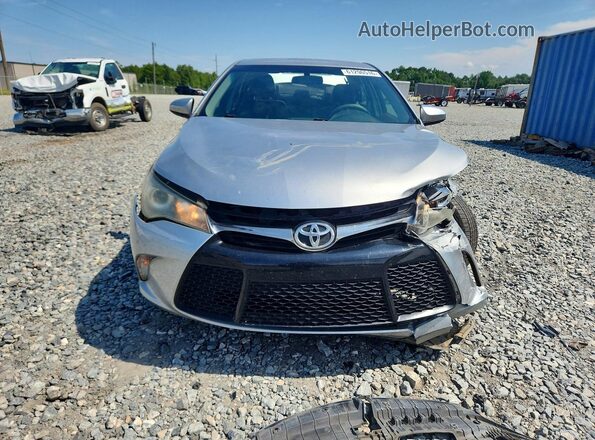 4T1BF1FK4GU237868 2016 TOYOTA CAMRY Серебряный Вид спереди