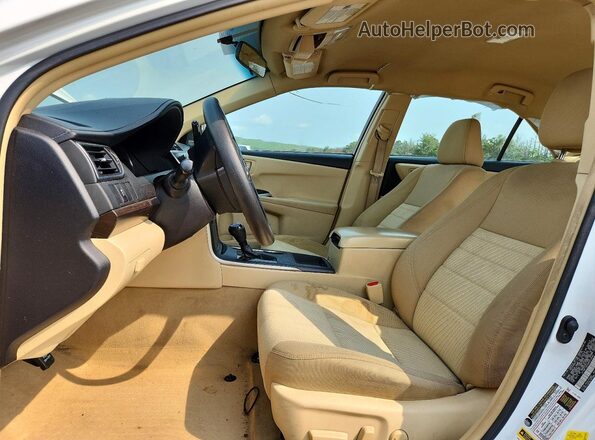 4T1BF1FK4HU272640 2017 TOYOTA CAMRY White Widok wnętrza z przodu