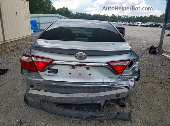 4T1BF1FK4HU453513 2017 TOYOTA CAMRY Silver Вид ззаду