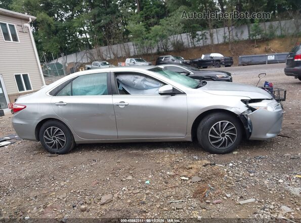 4T1BF1FK4HU635096 2017 TOYOTA CAMRY Silver Սալոնի հետևի տեսք