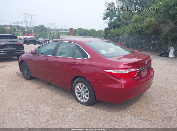 4T1BF1FK4HU736798 2017 TOYOTA CAMRY Red Задня ліва чверть