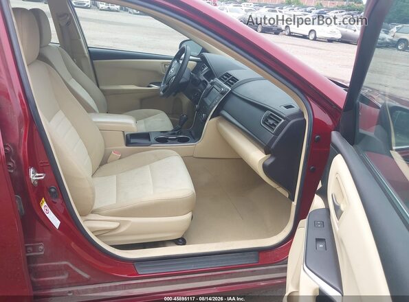 4T1BF1FK4HU736798 2017 TOYOTA CAMRY Red Вид салону спереду