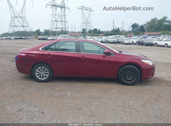 4T1BF1FK4HU736798 2017 TOYOTA CAMRY Red Вид задньої частини салону
