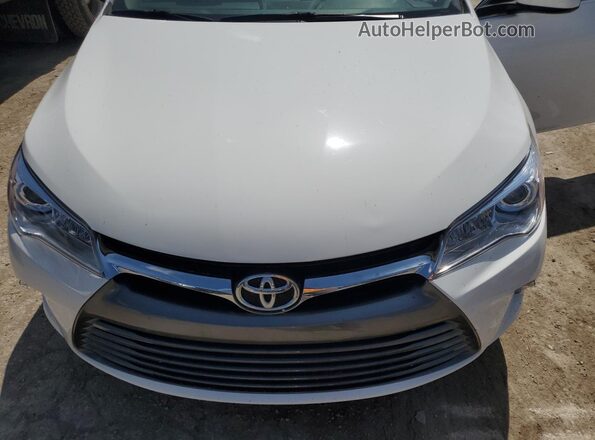 4T1BF1FK5HU664431 2017 TOYOTA CAMRY Белый Вид задней части салона