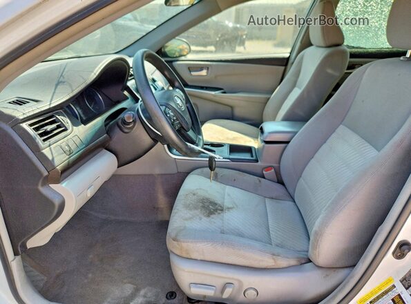 4T1BF1FK6HU638629 2017 TOYOTA CAMRY Белый Вид салона спереди
