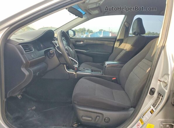4T1BF1FK6HU738732 2017 TOYOTA CAMRY Silver წინა სალონის ხედი