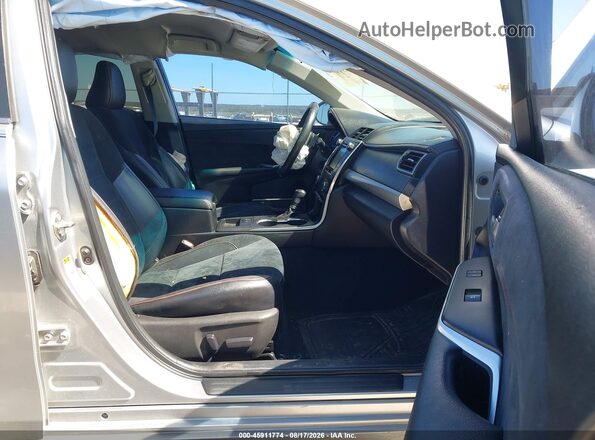 4T1BF1FK7GU157920 2016 TOYOTA CAMRY Серебряный Вид салона спереди