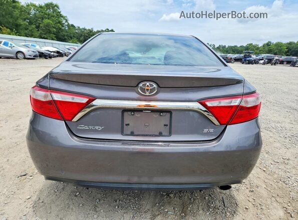 4T1BF1FK7HU373896 2017 TOYOTA CAMRY Gray Widok z tyłu